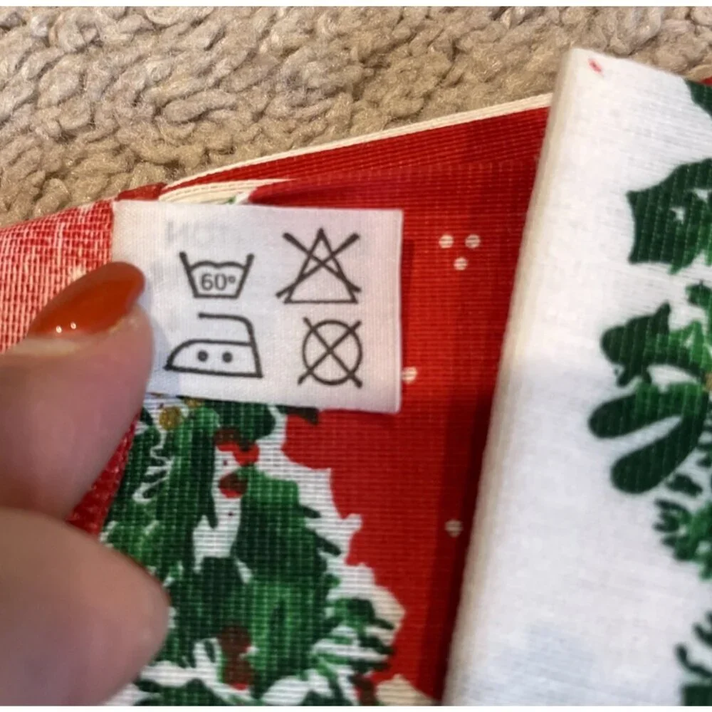 Set of 4 Vintage Sunweave Holiday Christmas Napkins Red Holly Berry Brazil NWOT